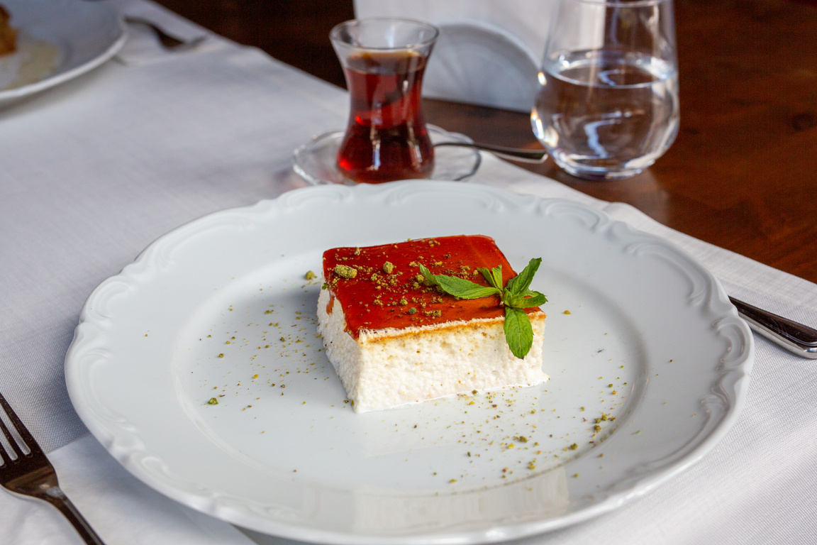 Trileçe and tea in a white plate